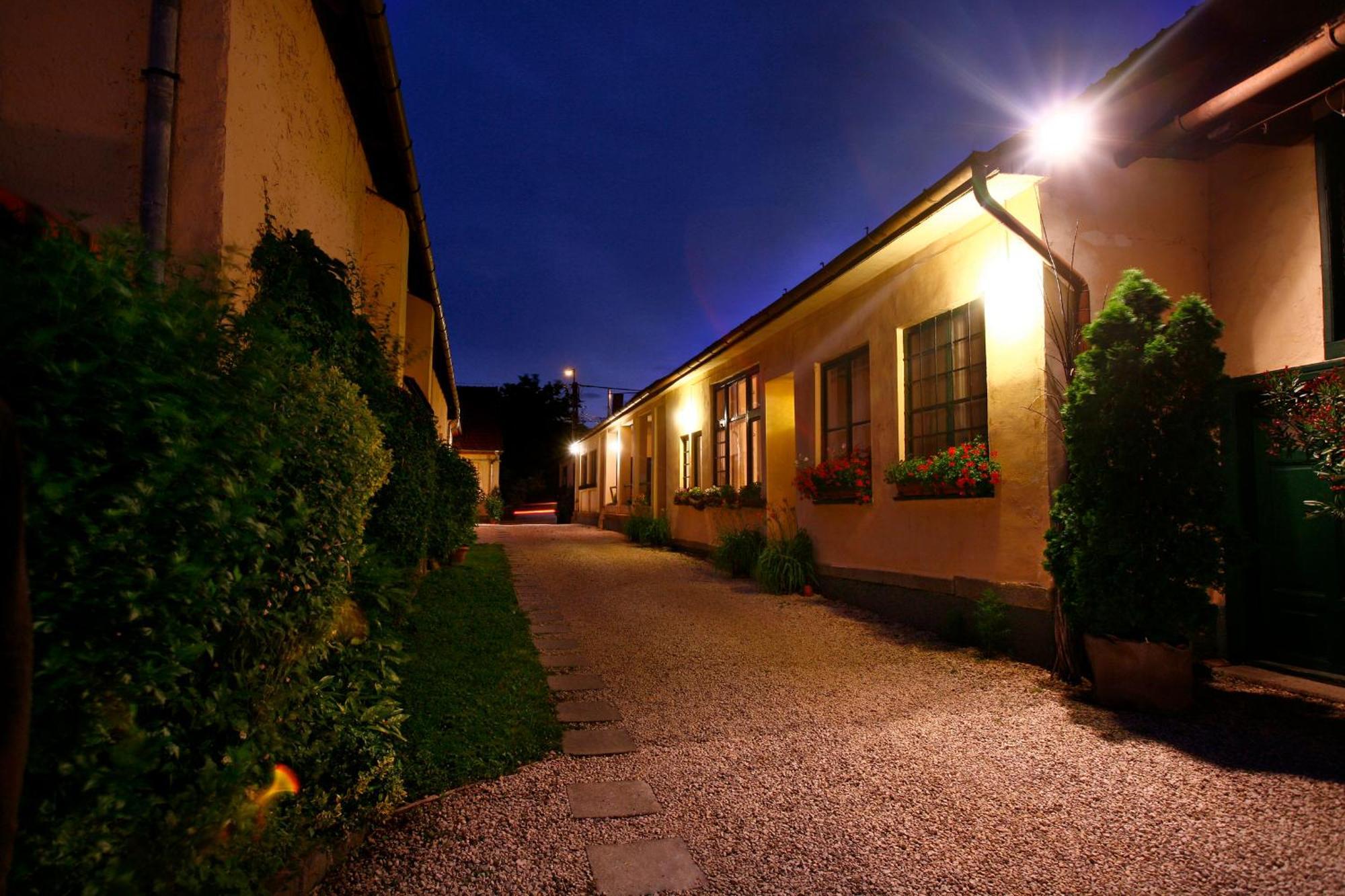 Keszi Panzió Hotel Budakeszi Exterior foto