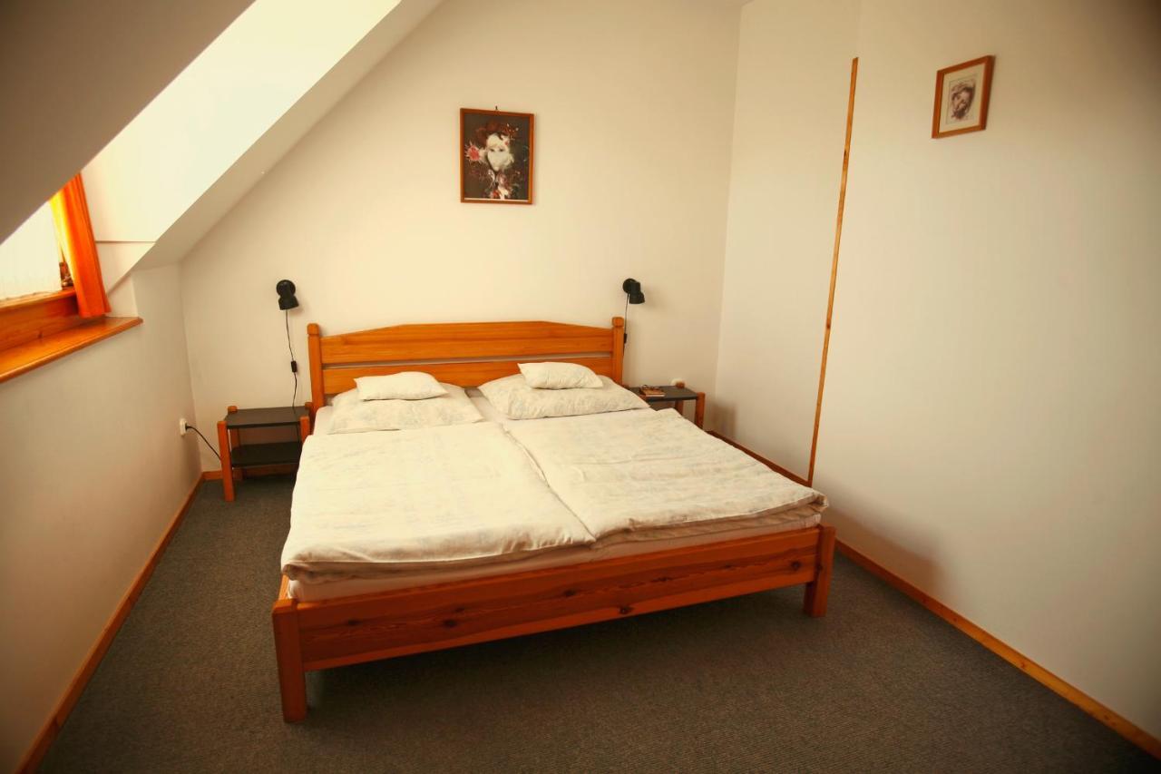 Keszi Panzió Hotel Budakeszi Quarto foto